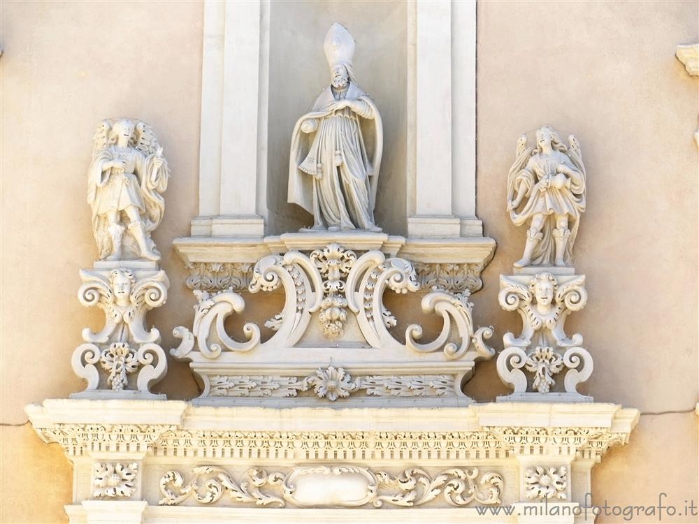 Casarano (Lecce) - Decorazioni sopra il portone della Chiesa Madre